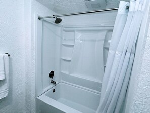 Ducha, cabezal de ducha tipo lluvia, secador de pelo y toallas