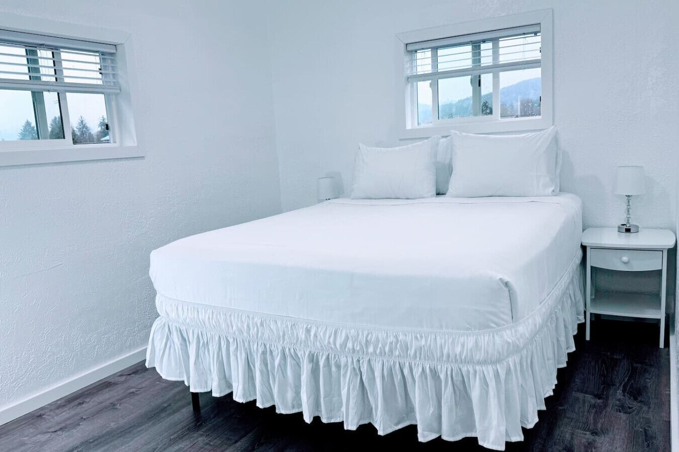 Een bureau, reisbedje, gratis wifi, beddengoed