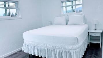 Een bureau, reisbedje, gratis wifi, beddengoed