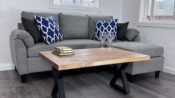 Una televisión, libros, una videoteca