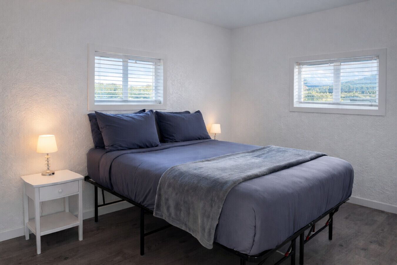 Työpöytä, vauvan matkasänky, ilmainen Wi-Fi, vuodevaatteet