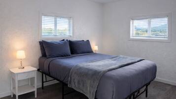 Työpöytä, vauvan matkasänky, ilmainen Wi-Fi, vuodevaatteet