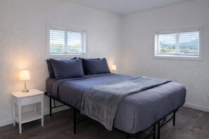 書桌、可攜式嬰兒床、免費 Wi-Fi、床單