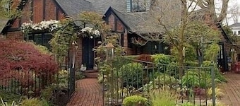 Quaint private cottage apt. in highly desirable area, close to everything