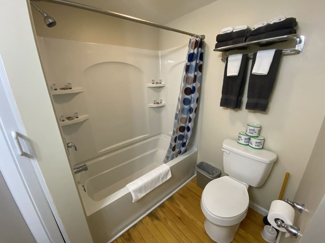 Bañera con ducha, toallas