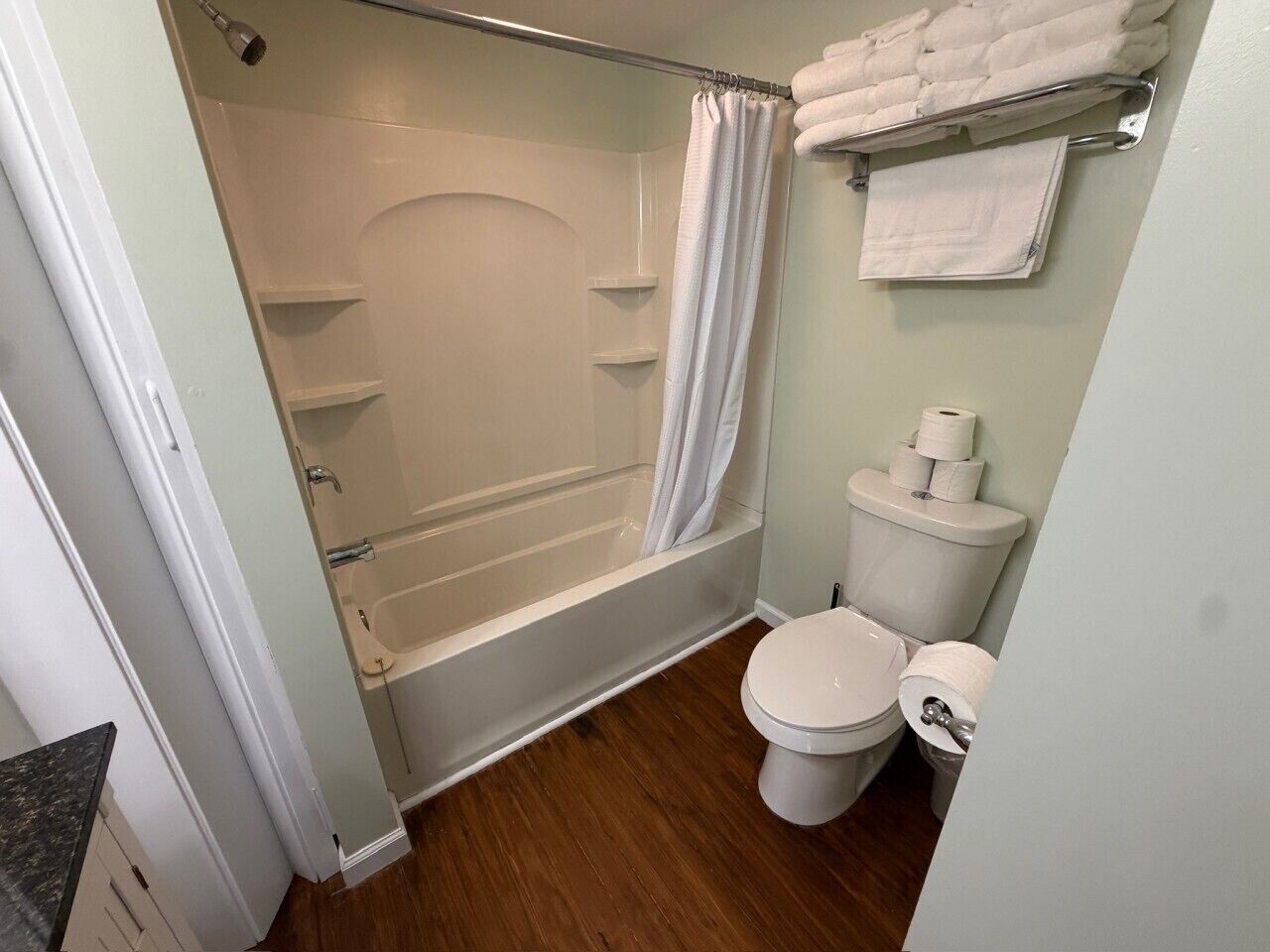 Combined shower/tub, towels