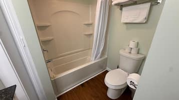 Combined shower/tub, towels