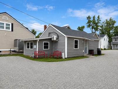 Pet Friendly Strip Stay Near Wineries & Lake