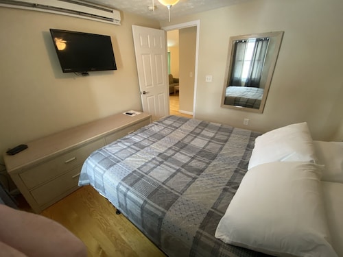 Right On Main Strip 2 makuuhuoneen 1 sauna. AC, Cable, WiFi