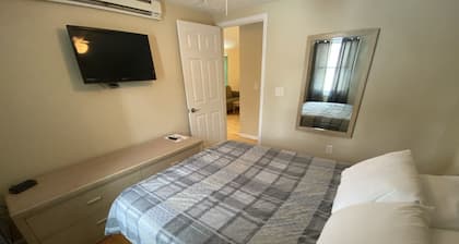 Right On Main Strip 2 makuuhuoneen 1 sauna. AC, Cable, WiFi