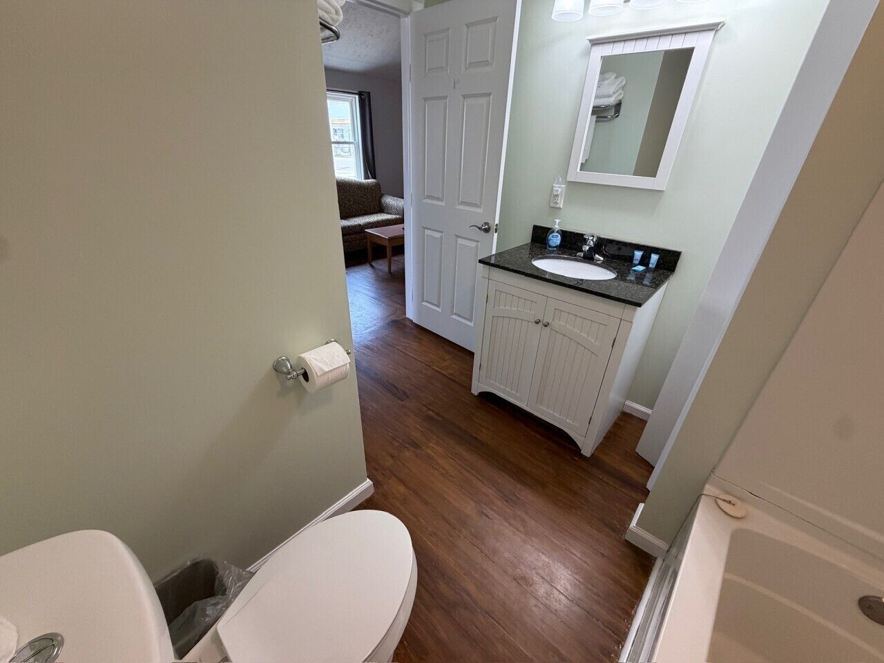 Combined shower/bathtub, towels