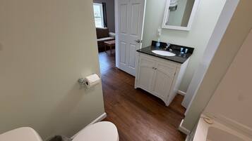 Combined shower/bathtub, towels
