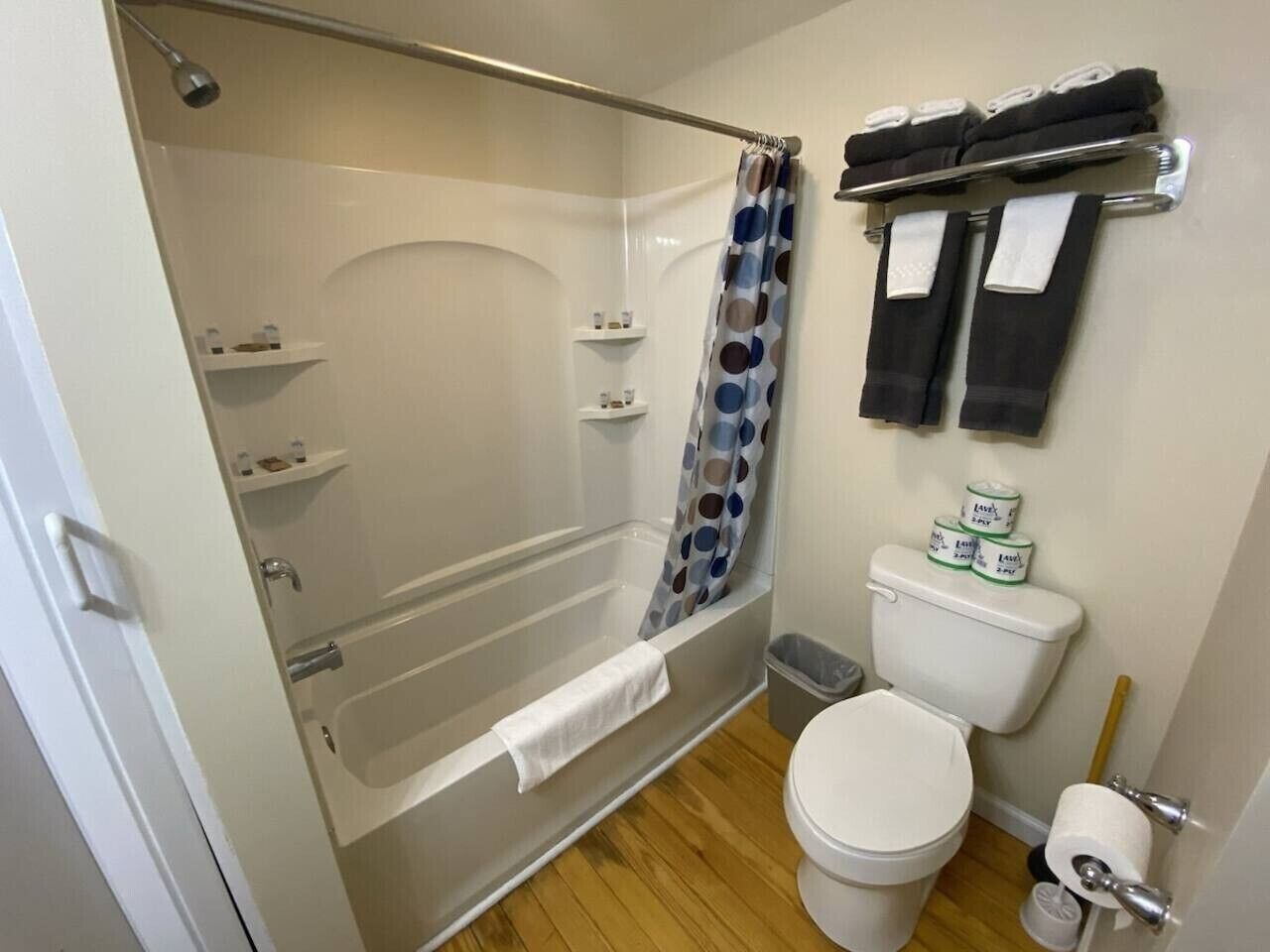 Combined shower/tub, towels