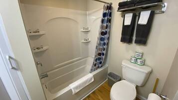 Combined shower/tub, towels