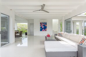 Een televisie, een dvd-speler en boeken