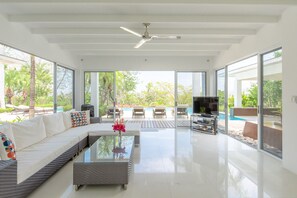 Smart TV, DVD player, books, stereo - Luxurious villa with panoramic views and breathtaking private infinity pool !!! (Tamarindo)