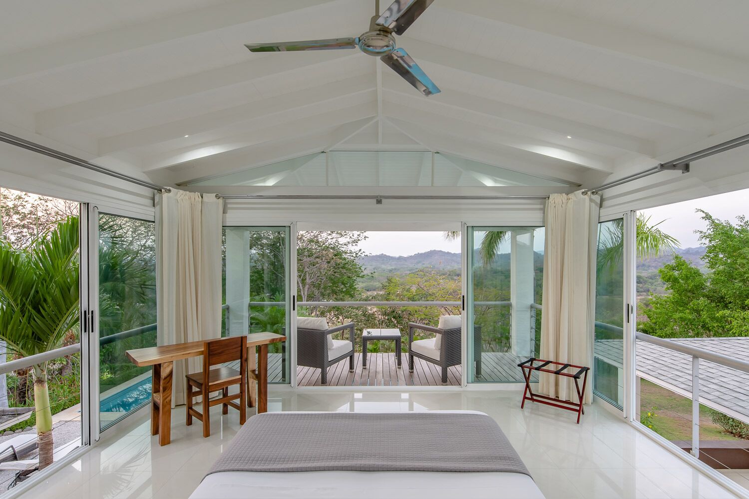 3 habitaciones, caja de seguridad en la habitación y escritorio 