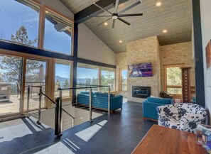 TV, lareira, pebolim