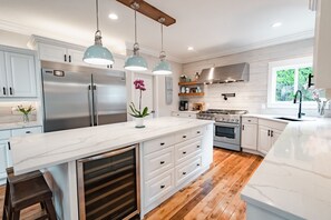 Fridge, microwave, oven, stovetop - Heated Pool, Hot tub, Chef’s Kitchen, Tesla charging, Sleeps 12 (Kelowna)