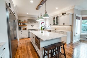 KĂŒhlschrank, Mikrowelle, Ofen, Herdplatte