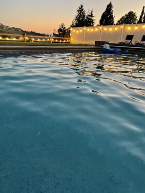 Outdoor pool, a heated pool - Heated Pool, Hot tub, Chef’s Kitchen, Tesla charging, Sleeps 12 (Kelowna)