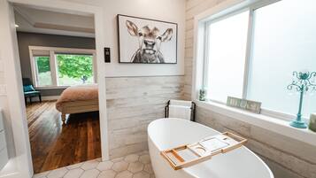 5 bedrooms, iron/ironing board, free WiFi, bed sheets