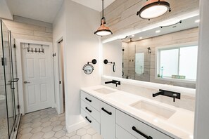 Combined shower/tub, hair dryer, towels, soap - Heated Pool, Hot tub, Chef’s Kitchen, Tesla charging, Sleeps 14 (Kelowna)