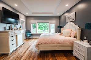 5 bedrooms, iron/ironing board, free WiFi, bed sheets - Heated Pool, Hot tub, Chef’s Kitchen, Tesla charging, Sleeps 12 (Kelowna)