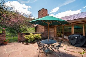 Outdoor dining - Homestead on Frying Pan River, Nature Lovers Dream (Basalt)
