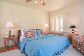 Escritorio, tabla de planchar con plancha, wifi y ropa de cama 