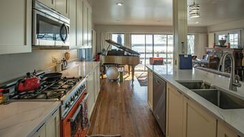 Kylskåp, mikrovågsugn, ugn och spishäll