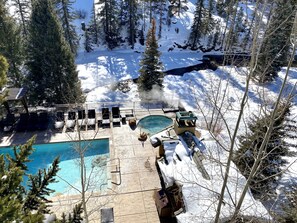 Alberca al aire libre y alberca climatizada