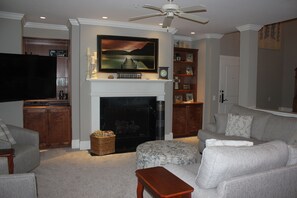 TV, fireplace, DVD player, video library - 30% off until June WOW! Walk to Ritz, Fronts Golf Course, 3 King Beds, Book Now (Greensboro)