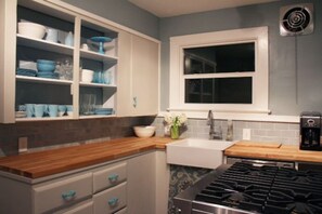 Fridge, microwave, oven, stovetop - Fremont vintage 2bed apt-pets private back yard (Seattle)