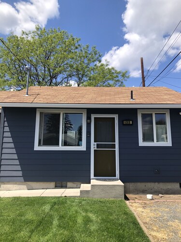 Convenient & Cozy Cottage On Newport Near River, Downtown & Drake Park