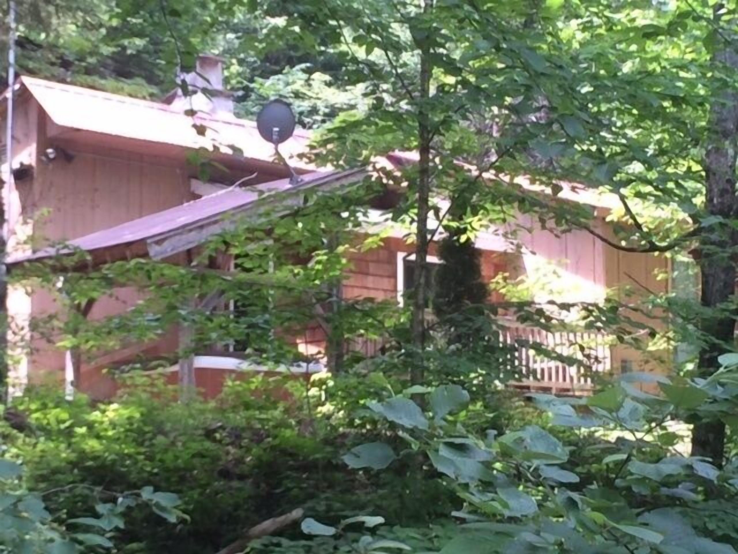 Private Cottage With Hot Tub!  Close to Pikes Falls, village, and hiking!