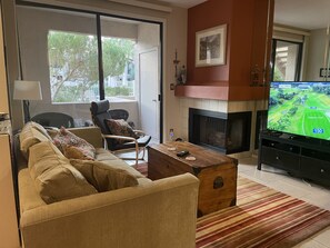 Smart TV, chimenea, reproductor de DVD, libros