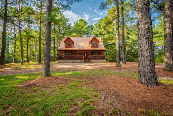 Exterior - Relax by Broken Bow Lake, your cozy 3-bedroom Hochatown retreat (Broken Bow)