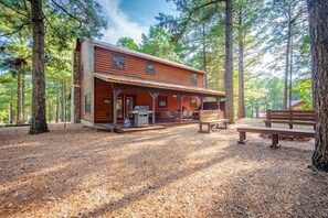 Outdoor dining - Relax by Broken Bow Lake, your cozy 3-bedroom Hochatown retreat (Broken Bow)