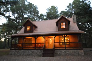 Exterior - Relax by Broken Bow Lake, your cozy 3-bedroom Hochatown retreat (Broken Bow)