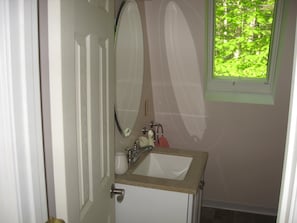 Regadera, secadora de cabello, toallas, papel de baño