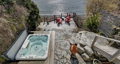 Lower Gibsons Beachfront Ocean 3 Br Home,- Hot tub, Fire Bowl
Walk to Town