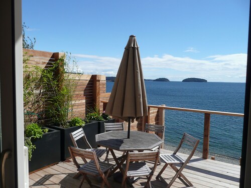  Lower Gibsons Beachfront Ocean 3 Br Home,- Hot tub, Fire Bowl
 Walk to Town