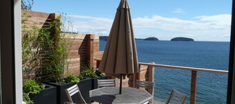  Lower Gibsons Beachfront Ocean 3 Br Home,- Hot tub, Fire Bowl
 Walk to Town