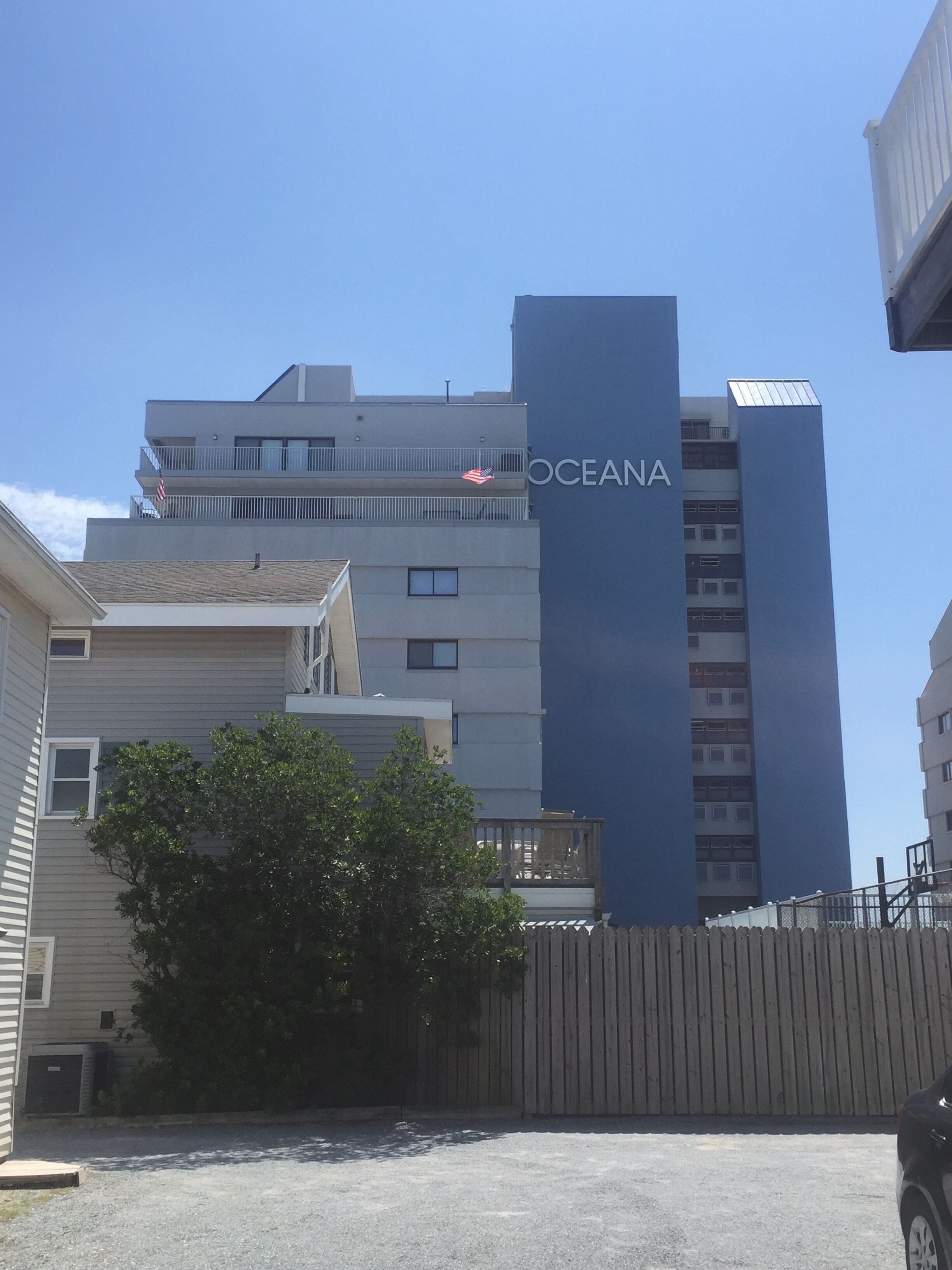 Un immeuble à plusieurs étages dont la façade porte en grand le nom « OCEANA ».