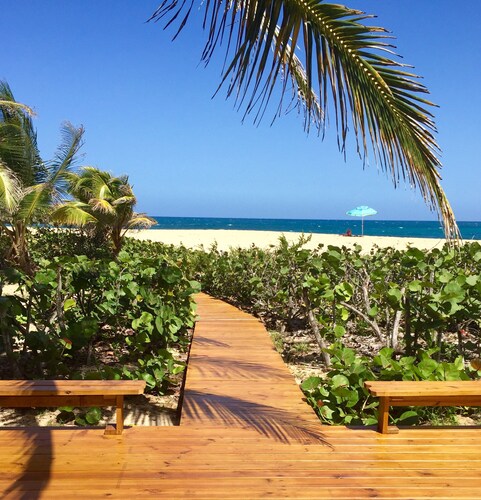 Beachfront Relaxing SPA Condo...Wifi, Private Access to Beach, Pool, Decks, BBQ