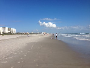 Beach nearby, sun loungers, beach towels