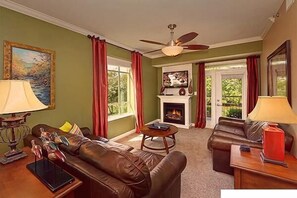 Smart TV, fireplace, DVD player - Riverfront Spacious Luxury Condo in Perfect Location near Tanger Outlets (Sevierville)