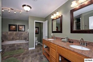 Combined shower/bathtub, jetted bath, hair dryer, towels - Riverfront Spacious Luxury Condo in Perfect Location near Tanger Outlets  (Sevierville)