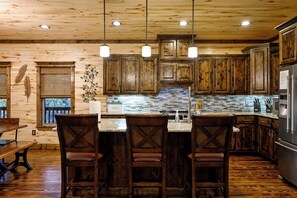 Fridge, microwave, oven, stovetop - Hot tub, Playground, 2 Fireplaces- Great for Large Families (Broken Bow)